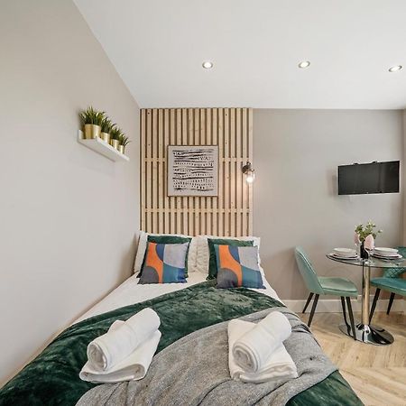 Cosy Heathrow Studios - Parking - Garden London Bagian luar foto