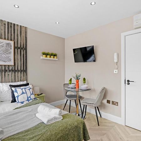 Cosy Heathrow Studios - Parking - Garden London Bagian luar foto