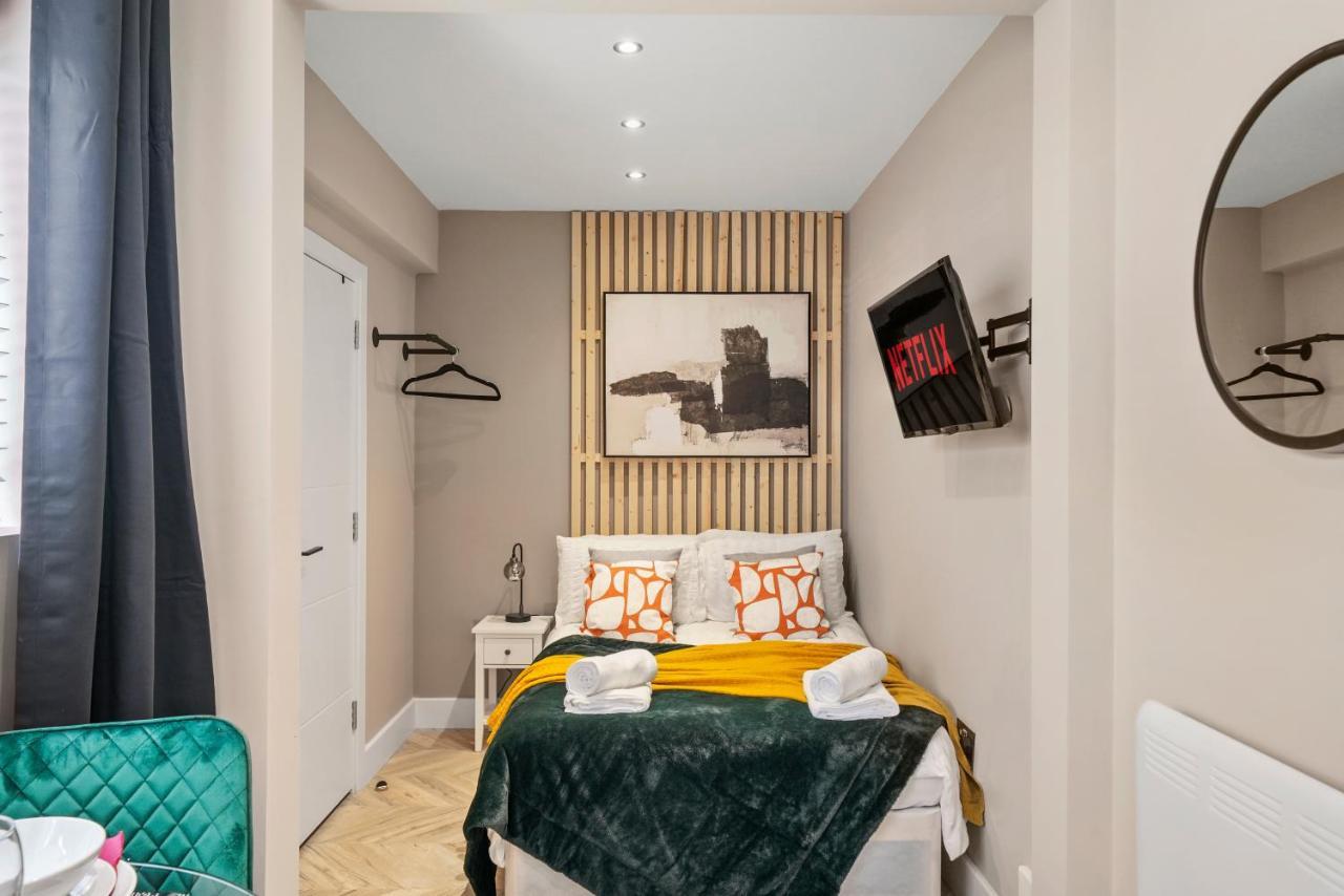 Cosy Heathrow Studios - Parking - Garden London Bagian luar foto