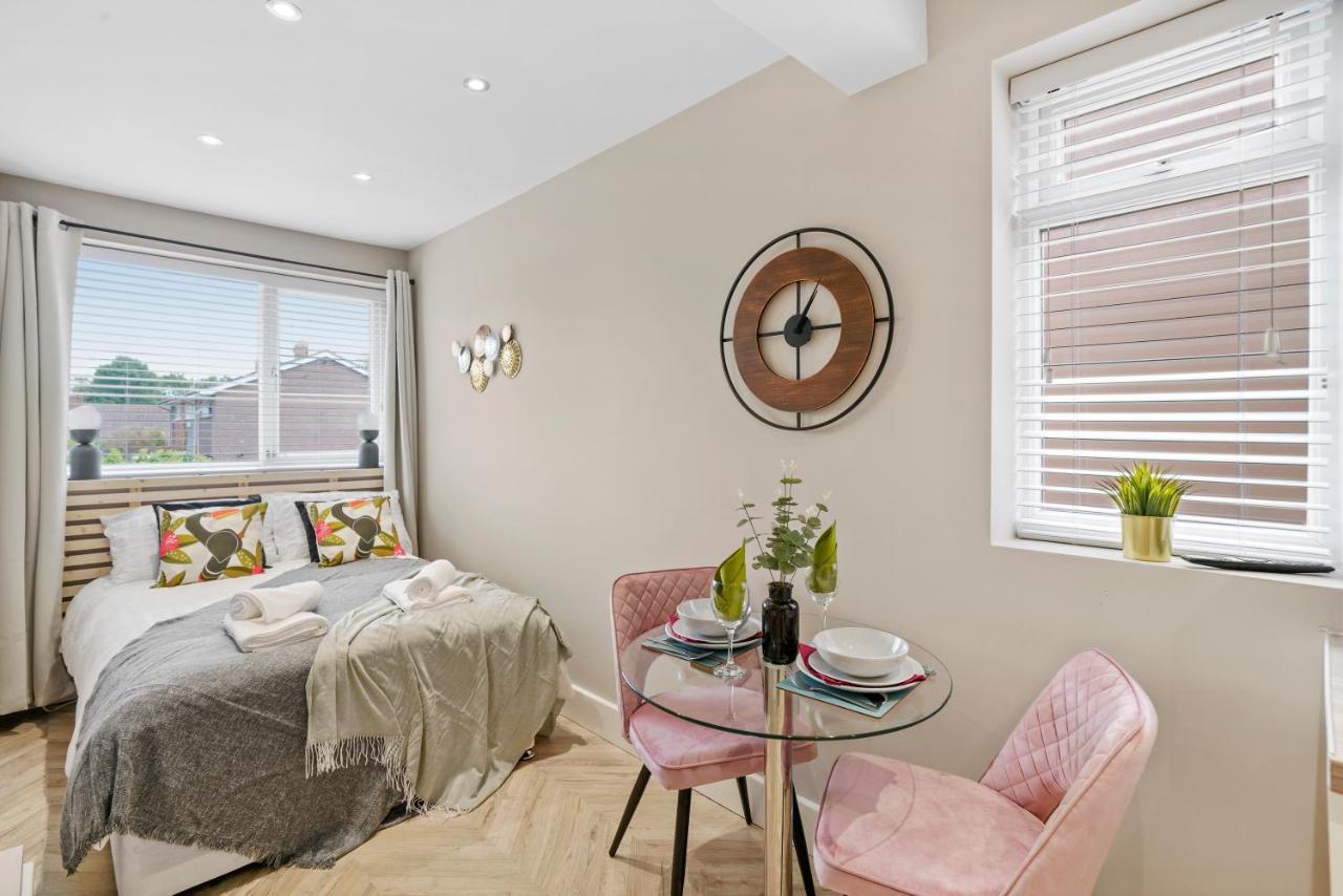 Cosy Heathrow Studios - Parking - Garden London Bagian luar foto