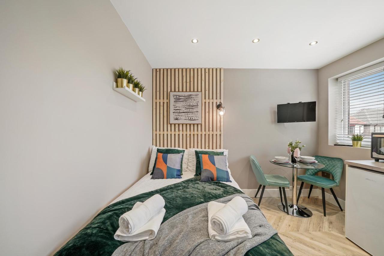 Cosy Heathrow Studios - Parking - Garden London Bagian luar foto