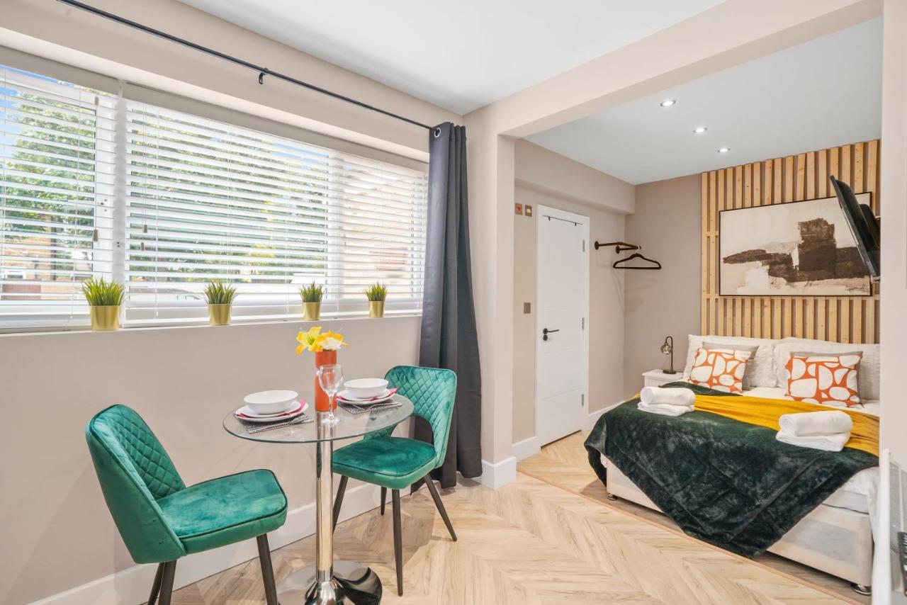 Cosy Heathrow Studios - Parking - Garden London Bagian luar foto