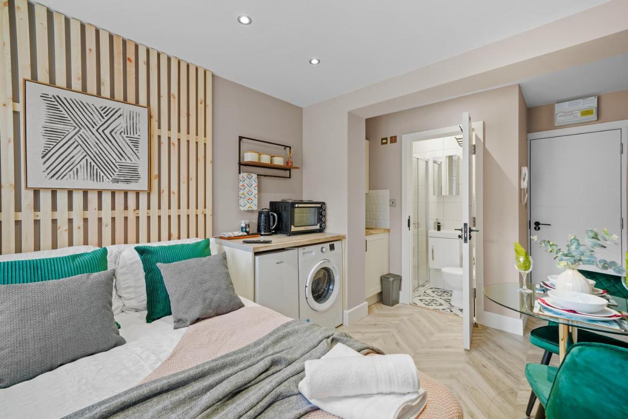 Cosy Heathrow Studios - Parking - Garden London Bagian luar foto