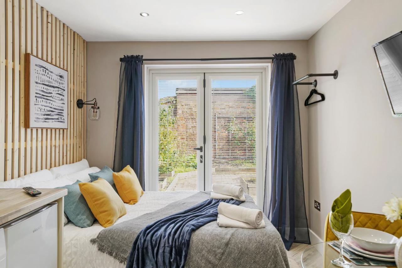 Cosy Heathrow Studios - Parking - Garden London Bagian luar foto