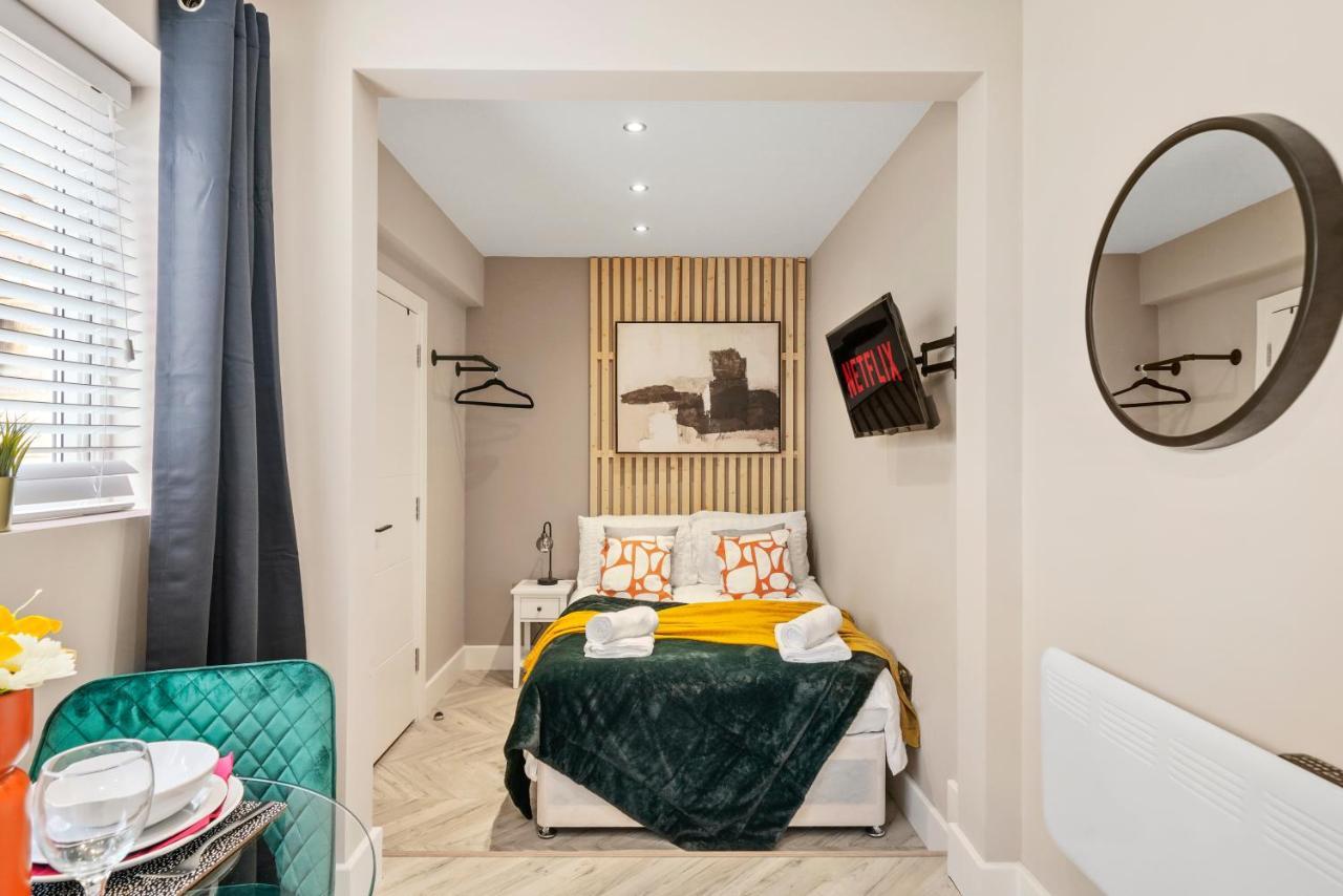 Cosy Heathrow Studios - Parking - Garden London Bagian luar foto