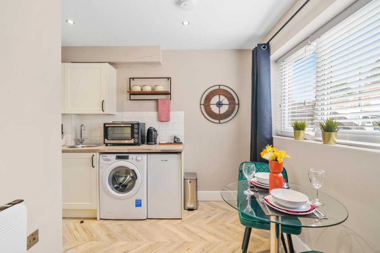 Cosy Heathrow Studios - Parking - Garden London Bagian luar foto
