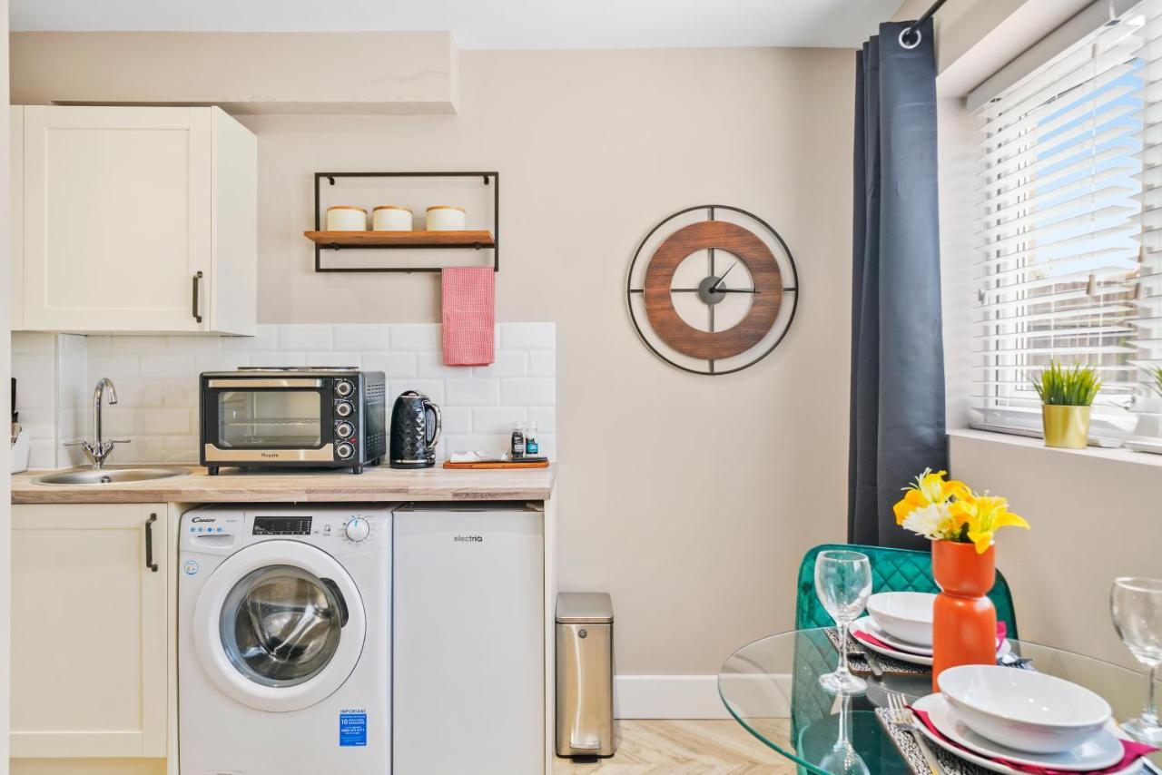 Cosy Heathrow Studios - Parking - Garden London Bagian luar foto