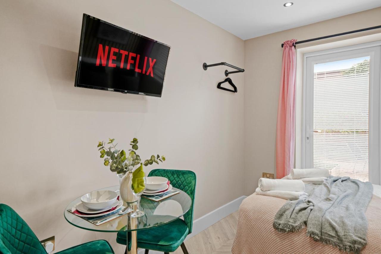 Cosy Heathrow Studios - Parking - Garden London Bagian luar foto