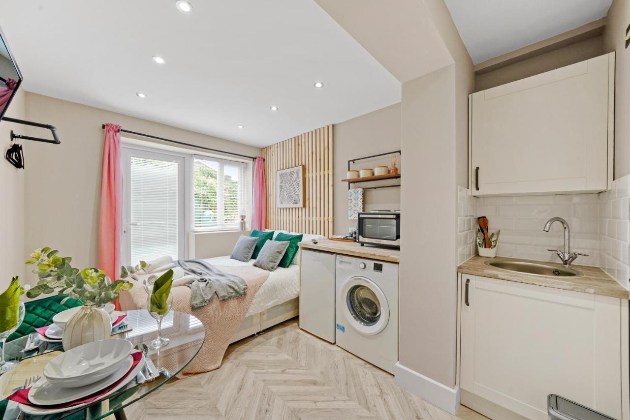 Cosy Heathrow Studios - Parking - Garden London Bagian luar foto