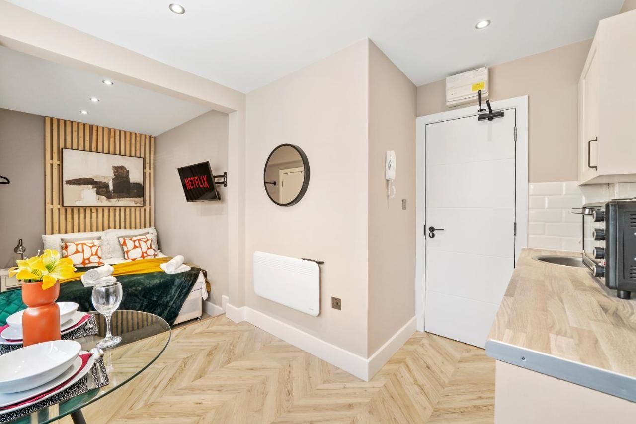 Cosy Heathrow Studios - Parking - Garden London Bagian luar foto