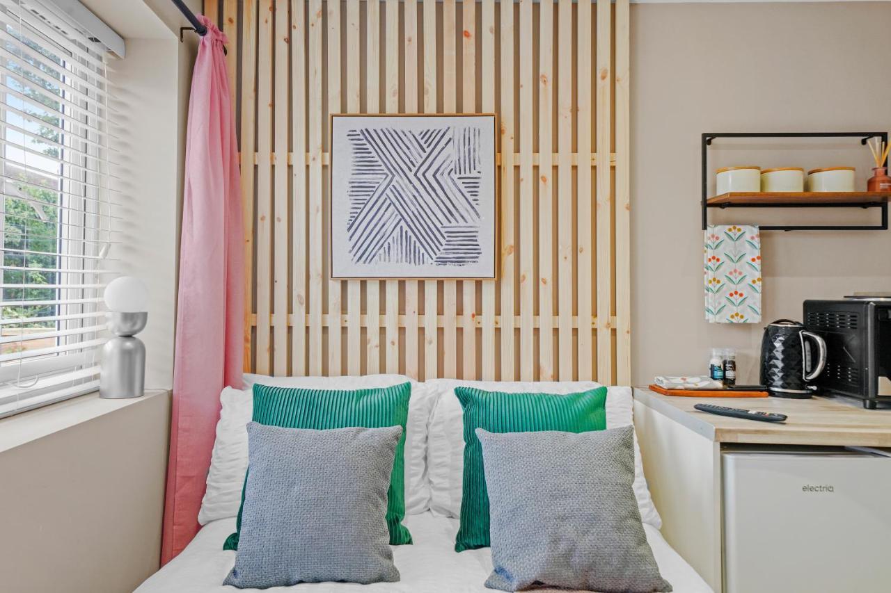 Cosy Heathrow Studios - Parking - Garden London Bagian luar foto