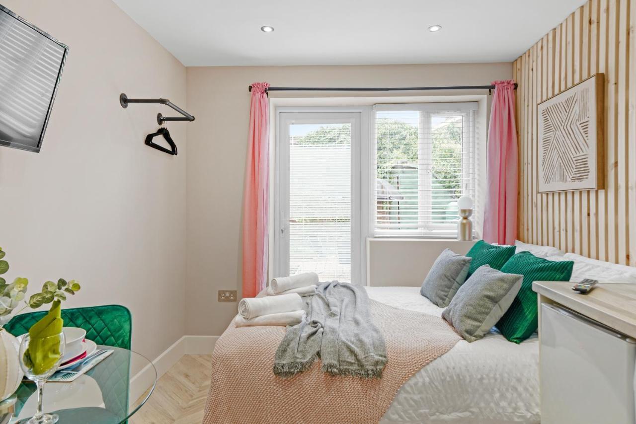 Cosy Heathrow Studios - Parking - Garden London Bagian luar foto