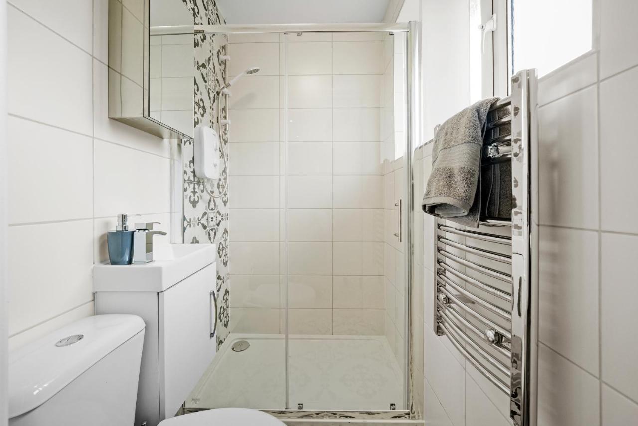 Cosy Heathrow Studios - Parking - Garden London Bagian luar foto