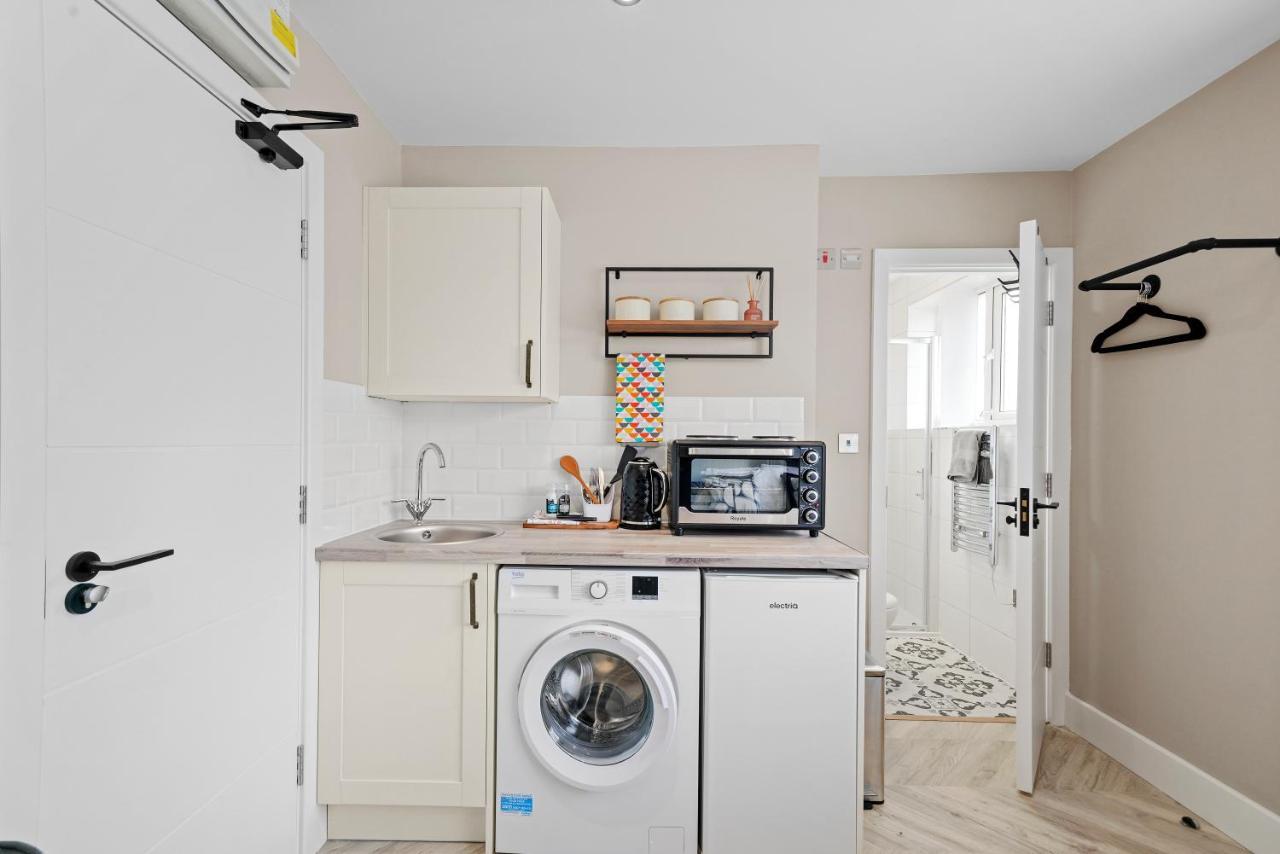 Cosy Heathrow Studios - Parking - Garden London Bagian luar foto