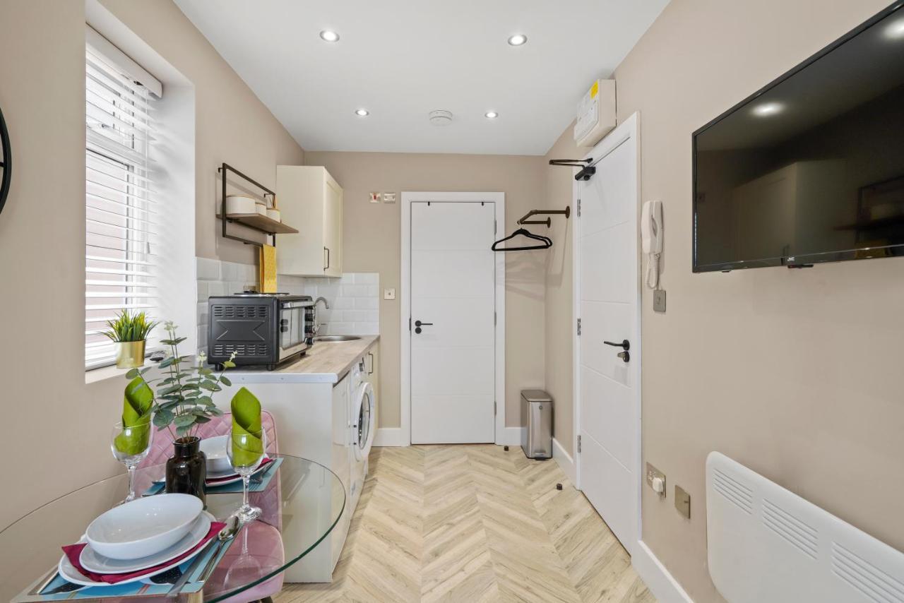 Cosy Heathrow Studios - Parking - Garden London Bagian luar foto