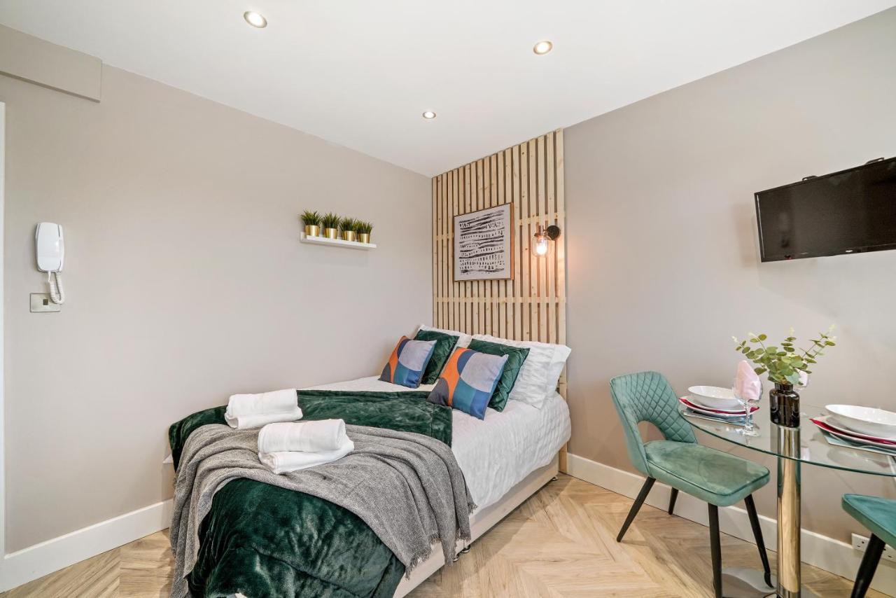 Cosy Heathrow Studios - Parking - Garden London Bagian luar foto