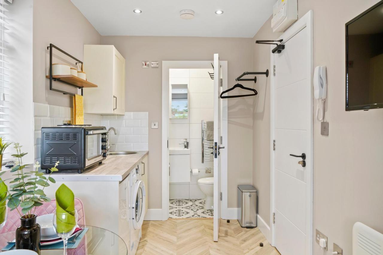 Cosy Heathrow Studios - Parking - Garden London Bagian luar foto