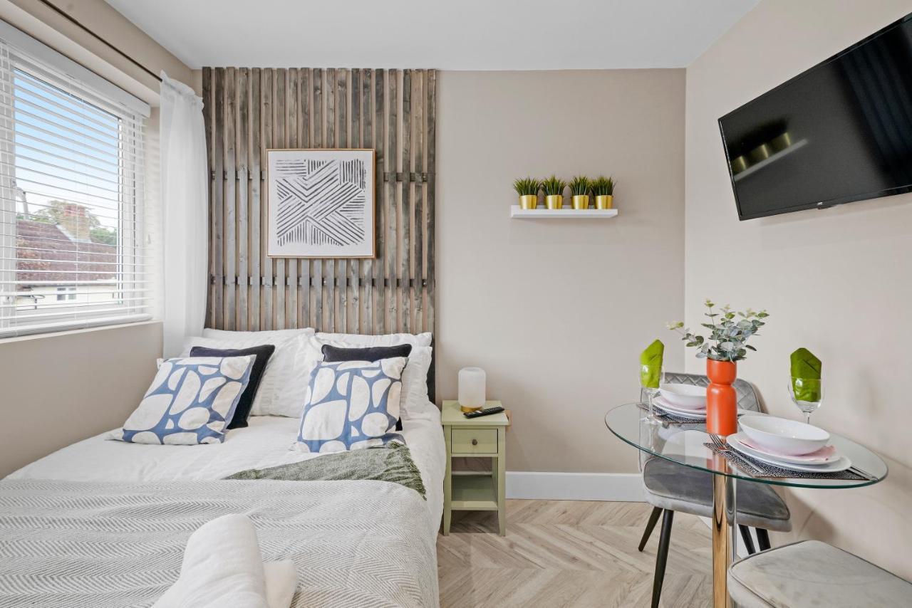 Cosy Heathrow Studios - Parking - Garden London Bagian luar foto
