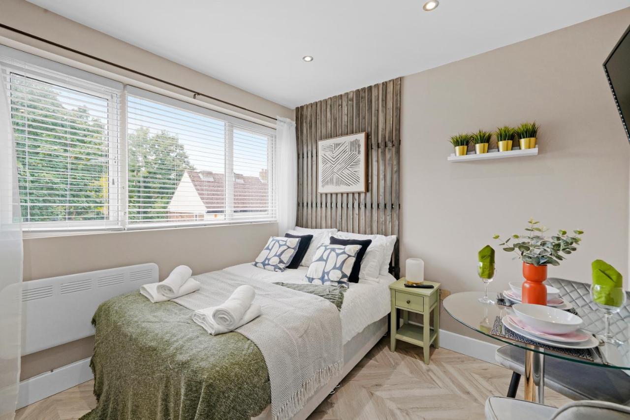 Cosy Heathrow Studios - Parking - Garden London Bagian luar foto