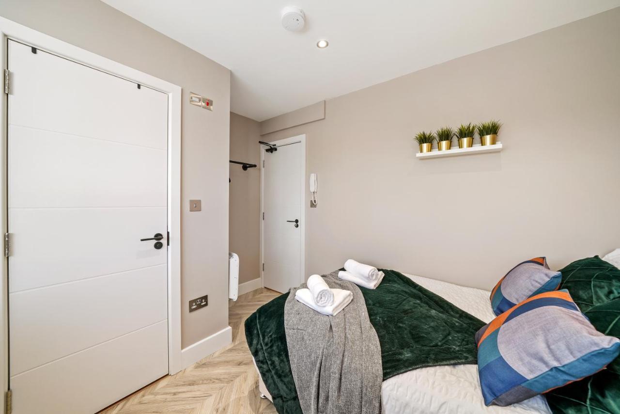 Cosy Heathrow Studios - Parking - Garden London Bagian luar foto