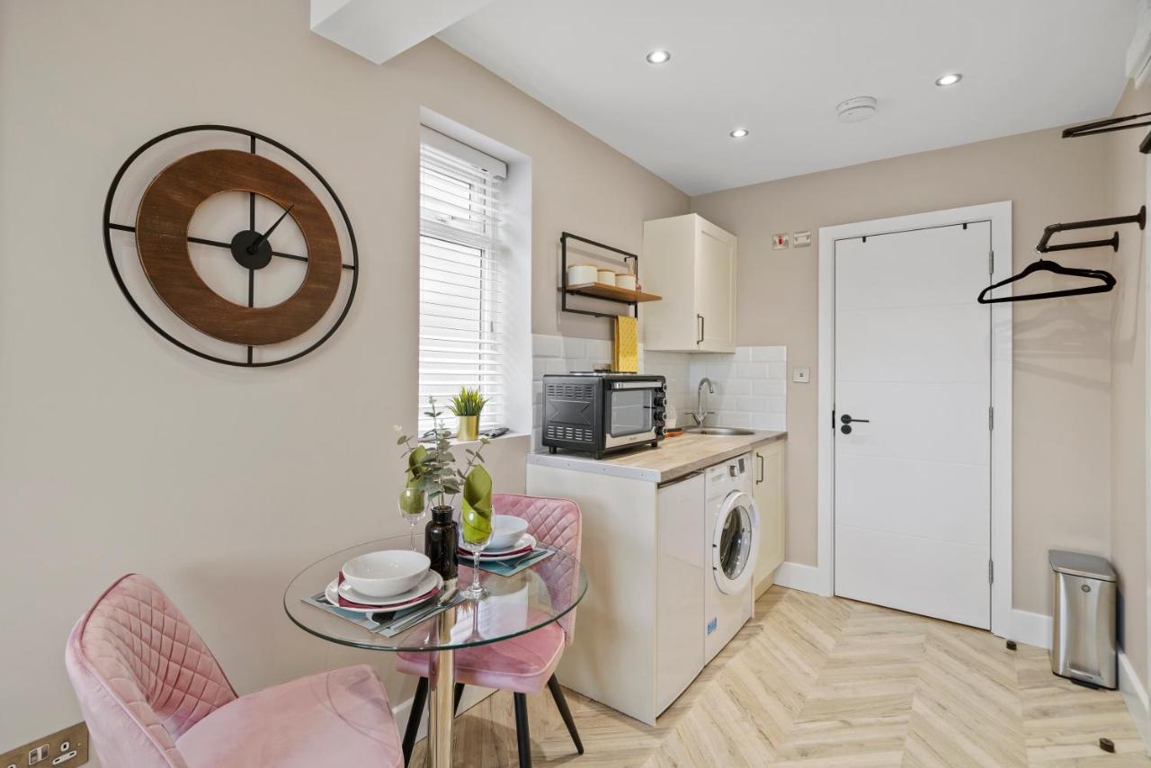 Cosy Heathrow Studios - Parking - Garden London Bagian luar foto