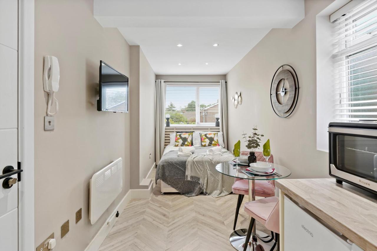 Cosy Heathrow Studios - Parking - Garden London Bagian luar foto
